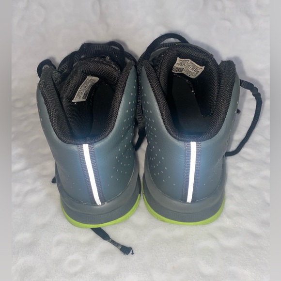 Under Armour… Boys shoes, size 1Y - Picture 2 of 7